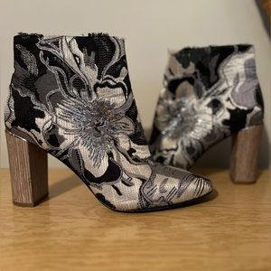 Pour la victoire silver and black embroidered boots